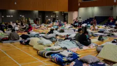 宏福苑五級火警受災民眾在臨時避難所休息