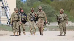 Американские солдаты с оружием во время учений в Германии