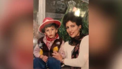 Christopher de pequeño disfrazado de vaquero junto a su madre Anita