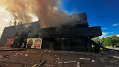 Поврежденное российским дроном здание супермаркета в Чернигове