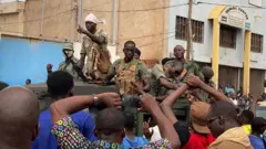 Les militaires maliens acclamés par la population le jour de la chute d'IBK.