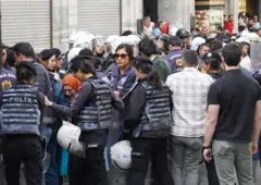 İstanbul’un Beyoğlu ilçesinde dün İsrail’in Gazze’de yürüttüğü savaşı ve Türkiye’nin İsrail ile ticaretini protesto etmek amacıyla protesto düzenlenmiş, kimi eylemcilere polisin şiddet uyguladığı görüntüler tepki çekmişti.