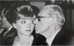 Una imagen cerrada en blanco y negro de una joven mujer con un peinado elegante y un hombre mayor de perfil con anteojos