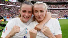 Ella Toone y Chloe Kelly, jugadoras de Inglaterra celebrando el título.