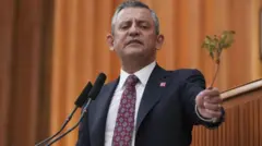 CHP lideri Özgür Özel dal uzatıyor
