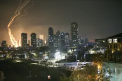 Quân đội Iran tiến hành các cuộc tấn công trả đũa sau các cuộc tấn công của Israel vào nhiều thành phố khác nhau của Iran, tại Tel Aviv, Israel vào ngày 13/6/2025