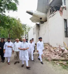 El primer ministro indio, Narendra Modi, visita el lugar del accidente del avión de pasajeros de Air India con 242 personas a bordo que se dirigía al Reino Unido.