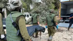Abasirikare ba Israel batwaye imirambo mu mudugudu wa Kfar Aza