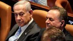 رئيس الوزراء الإسرائيلي بنيامين نتنياهو وإلى جواره وزير الدفاع إسرائيل كاتس، كلاهما يرتديان لباساً رسمياً.