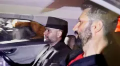 एउटा कारभित्र रवि लामिछाने र बालेन्द्र शाह (बालेन) 