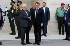 O presidente da Autoridade Palestina, Mahmoud Abbas, apertando a mão do presidente da França, Emmanuel Macron