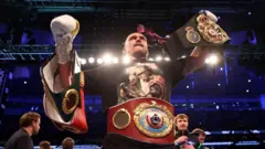 Олександр Усик святкує після того, як став новим чемпіоном світу після бою за титул чемпіона у важкій вазі між Ентоні Джошуа та Олександром Усиком на стадіоні "Тоттенгем Готспур" 25 вересня 2021 року в Лондоні, Англія