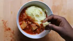 Tigela de fufu ganense, feito de banana e mandioca