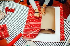 Mujer envuelve regalo
