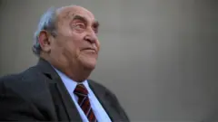 Denis Goldberg assis dans une ferme en Afrique du Sud