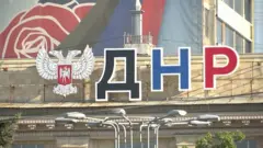 Надпись "ДНР" на фасаде дома в Донецке