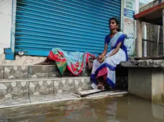 சென்னை வெள்ளம்: உதவி கிடைக்காத நிலையில் வெள்ள நீரில் தத்தளிக்கும் தரமணி மக்கள்