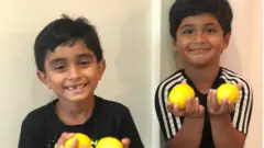 아얀 무사와 미카엘 이사크는 예멘을 돕기 위해 가판대를 차려놓고 직접 만든 레모네이드를 판매해 기부금을 모으고 있다