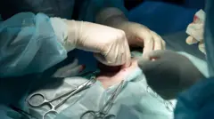 File foto show doctors dey operate for theatre