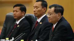 ၂၀၁၀ တရုတ်ခရီးစဉ်မှာ ဗိုလ်ချုပ်မှူးကြီးသန်းရွှေ၊ ဗိုလ်ချုပ်ကြီးသူရရွှေမန်းတို့နဲ့အတူ တွေ့ရတဲ့ ဗိုလ်ချုပ်မှူးကြီးမင်းအောင်လှိုင်