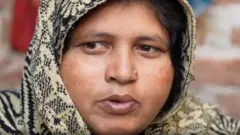 CISFના એક જવાન પર આરોપ છે કે દિલ્હીના શાહદરામાં તેમણે 14 વર્ષના એક કિશોર પર ગોળી ચલાવતાં તેમનું મોત થયું છે.
મૃતક કિશોરનો પરિવાર આઘાતમાં છે.
અને માતા ન્યાયની માગ કરી રહ્યાં છે.
એવો પણ આરોપ છે કે સાહિલ જાનમાં ઉડાડવામાં આવેલી ચલણી નોટ લૂંટી રહ્યો હતો, તેથી તેને ગોળી મારી દેવાઈ.
સાહિલ માત્ર 14 વર્ષના હતા. ઘરની નાજુક પરિસ્થિતિને લીધે તેમણે ત્રણ મહિના પહેલા જ કરિયાણાના એક દુકાન પર કામ કરવાનું શરૂ કર્યું હતું.
શું છે સમ્રગ મામલો જુઓ આ અહેવાલમાં.
