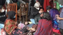 অনশনরত শিক্ষার্থীদের পানি পান করিয়ে অনশন ভাঙান বিশ্ববিদ্যালয়ের সাবেক শিক্ষক মুহম্মদ জাফর ইকবাল ও ইয়াসমিন হক।