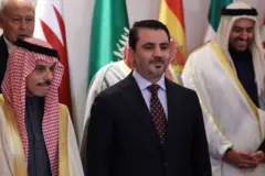 وزير الخارجية السعودي فيصل بن فرحان (يسار) ونظيره السوري أسعد الشيباني، يلتقطان صورة جماعية مع المشاركين في اجتماع لكبار الدبلوماسيين من الشرق الأوسط وأوروبا لمناقشة سوريا، في الرياض في 12 يناير 2025.