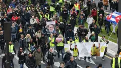 노란 조끼 시위 1주년을 기념하기 위해 수만 명이 파리에 모였다