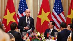 Tổng thống Hoa Kỳ Joe Biden tham dự bữa tiệc trưa cấp Nhà nước do Chủ tịch nước Việt Nam Võ Văn Thưởng (phải) chủ trì tại Phủ Chủ tịch ở Hà Nội vào ngày 11/9/2023