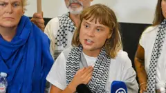 La activista sueca Greta Thunberg habla ante la prensa