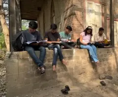 வறட்சிக்கு நடுவில் தங்களின் கனவுகளுக்காக போராடும் மாணவர்கள்