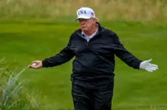 Trump jugando al golf