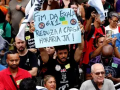 Manifestantes em protesto pelo fim da jornada de trabalho 6 x 1, na Cinelândia, Rio de Janeiro, em 15 de novembro de 2024