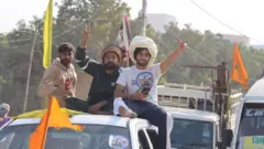 దిల్లీ సరిహద్దుల నుంచి ఇళ్లకు తిరిగి వెళ్తున్న రైతులు