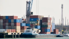 Terminal de contêineres no porto de Roterdã, na Holanda, em 3 de abril de 2025