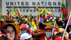 ชาวเมียนมาในไทยชุมนุมต่อต้านรัฐประหารหน้าสำนักงานสหประชาติในไทย ถ.ราชดำเนิน เมื่อ 7 มี.ค.