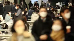 2023년 1월 19일 서울 시내 한 대형쇼핑몰에서 고객들이 발걸음을 옮기고 있다