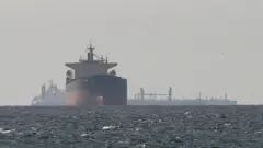 Varios cargueros esperan a las puertas del estrecho de Ormuz para ver si pueden pasar.