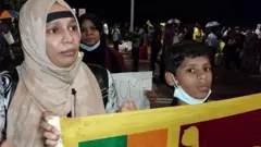 "இனியும் இங்கு நடப்பதை பொறுத்துக்கொள்ள முடியாது", - போராட்ட களத்தில் இலங்கை முஸ்லிம் பெண்கள்