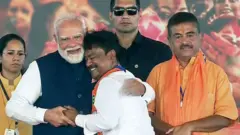 মন্ত্রিত্বের শপথ গ্রহণের দিন ভারতের প্রধানমন্ত্রী নরেন্দ্র মোদী ও পশ্চিমবঙ্গের মুখ্যমন্ত্রী শুভেন্দু অধিকারীর সঙ্গে মতুয়া নেতা অশোক কীর্তনিয়া