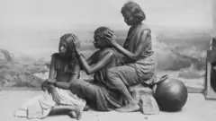 1910இல் மூன்று பெண்கள் ஒருவருக்கொருவர் தலையில் பேன் பார்க்கும் காட்சி.