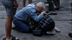 люди возле обрушившегося дома