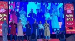 চট্টগ্রামের একটি পূজা মন্ডপের মঞ্চে ছয় জন যুবকের ইসলামি গান গাওয়ার ভিডিও ছড়িয়ে পড়লে তা নিয়ে সোশ্যাল মিডিয়ায় আলোচনা তৈরি হয়। 