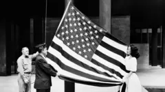 Cerimônia de hasteamento da bandeira americana em uma foto de arquivo