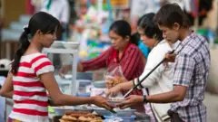 မသန့်ရှင်းတဲ့အစားအသောက်တွေကို စားသောက်မိတာ၊ ရောဂါပိုးရှိသူနဲ့ အနီးကပ်ထိတွေ့ ပြုစုတာတွေကြောင့် ကူးစက်နိုင်တယ်လို့ ဖော်ပြထားပါတယ်။