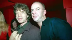 Mik Džeger, frontmen Rolingstona (levo) i Norman Kuk alijas Fetboj Slim fotografisani na žurci posle koncerta Dejvida Bouvija u Londonu 1999.