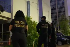 Agentes da Polícia Federal em frente ao prédio do INSS