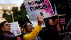 İnsanlar, 23 Kasım 2025'te Malta'nın Valletta kentinde Kadına Yönelik Şiddete Karşı Uluslararası Mücadele Günü öncesinde kadın cinayetlerine, cinsel şiddete ve tüm toplumsal cinsiyete dayalı şiddete karşı protesto gösterisine katılıyor.