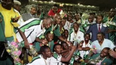 Ndị egwuregwu Kameroon, ọtụtụ ndị yi akwa Naịjirịia ka ha gbanwechara uwe - na-eme mmemme mmeri Afcon nke afọ 2000 megide Naịjirịa na Lagos