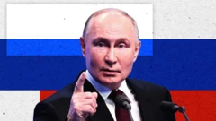 演説するプーチン大統領とロシア国旗